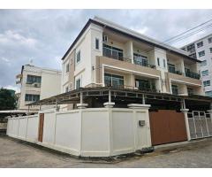 ขาย 5,900,000ทาวน์โฮมหลังมุม 3ชั้นพื้นที่ 42 ตร.ว. หมู่บ้านมธุลดา
